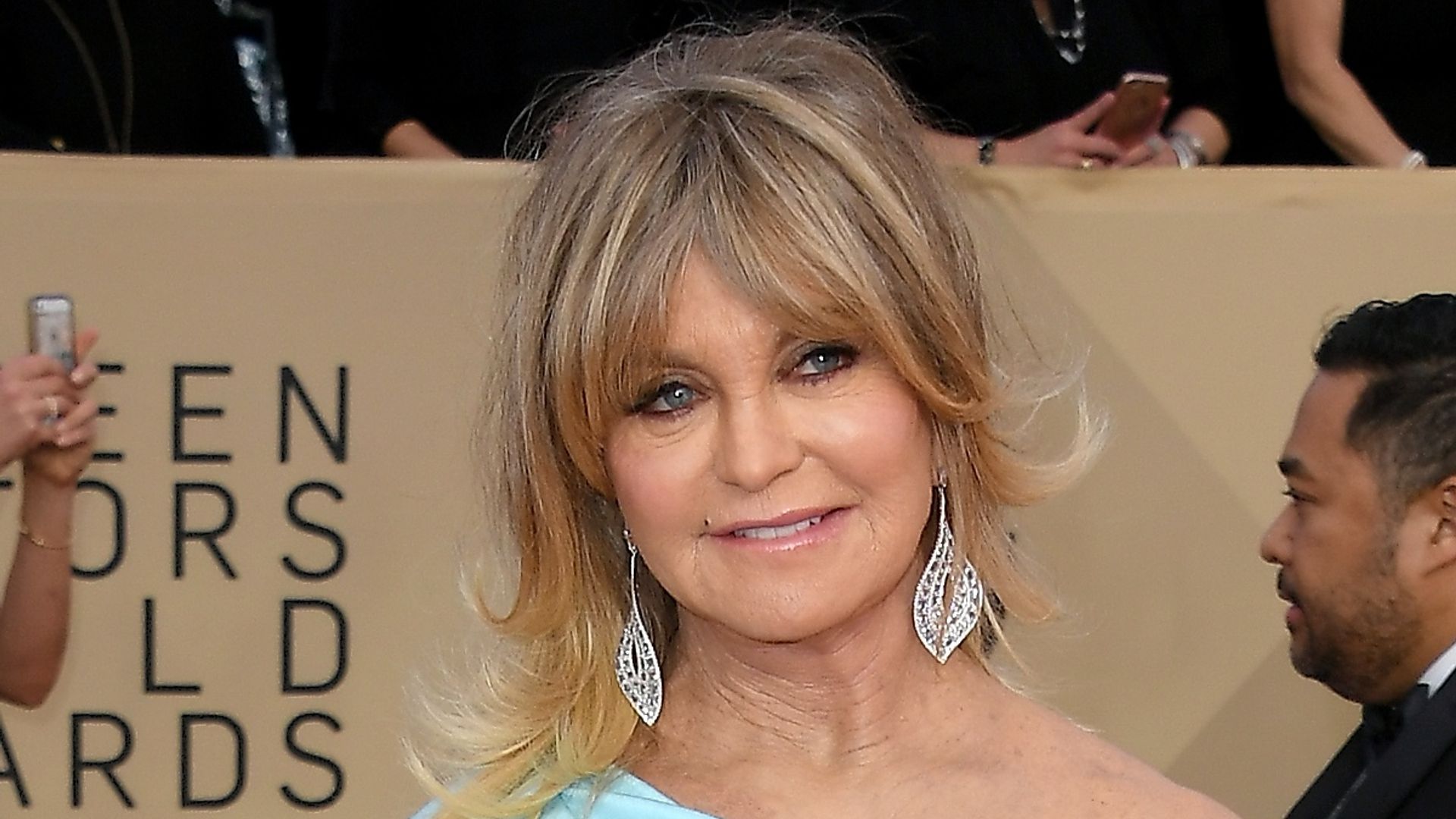 goldie hawn supported granddaughters