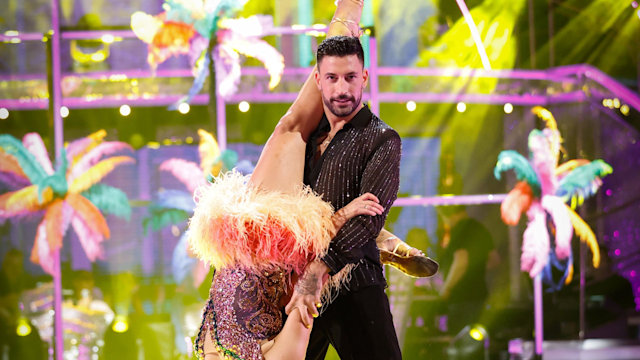 Amanda Abbington and Giovanni Pernice dancing a salsa