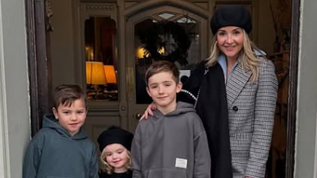 Helen Skelton and her three children posing in the entrance of a hotel