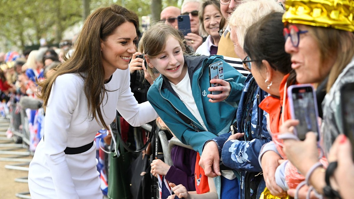 Princess Kate, Prince William and King Charles surprise crowds with  coronation eve walkabout - best photos | HELLO!