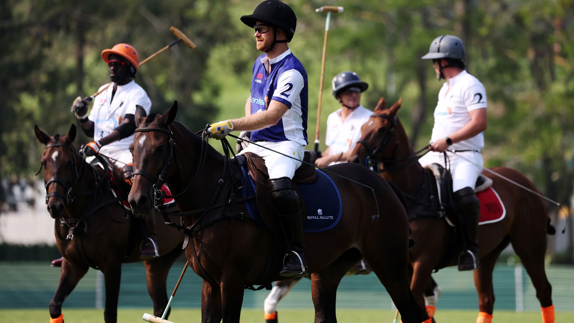 Prince William and Princess Kate share Christmas card, Harry and Meghan adapt romance book, and more