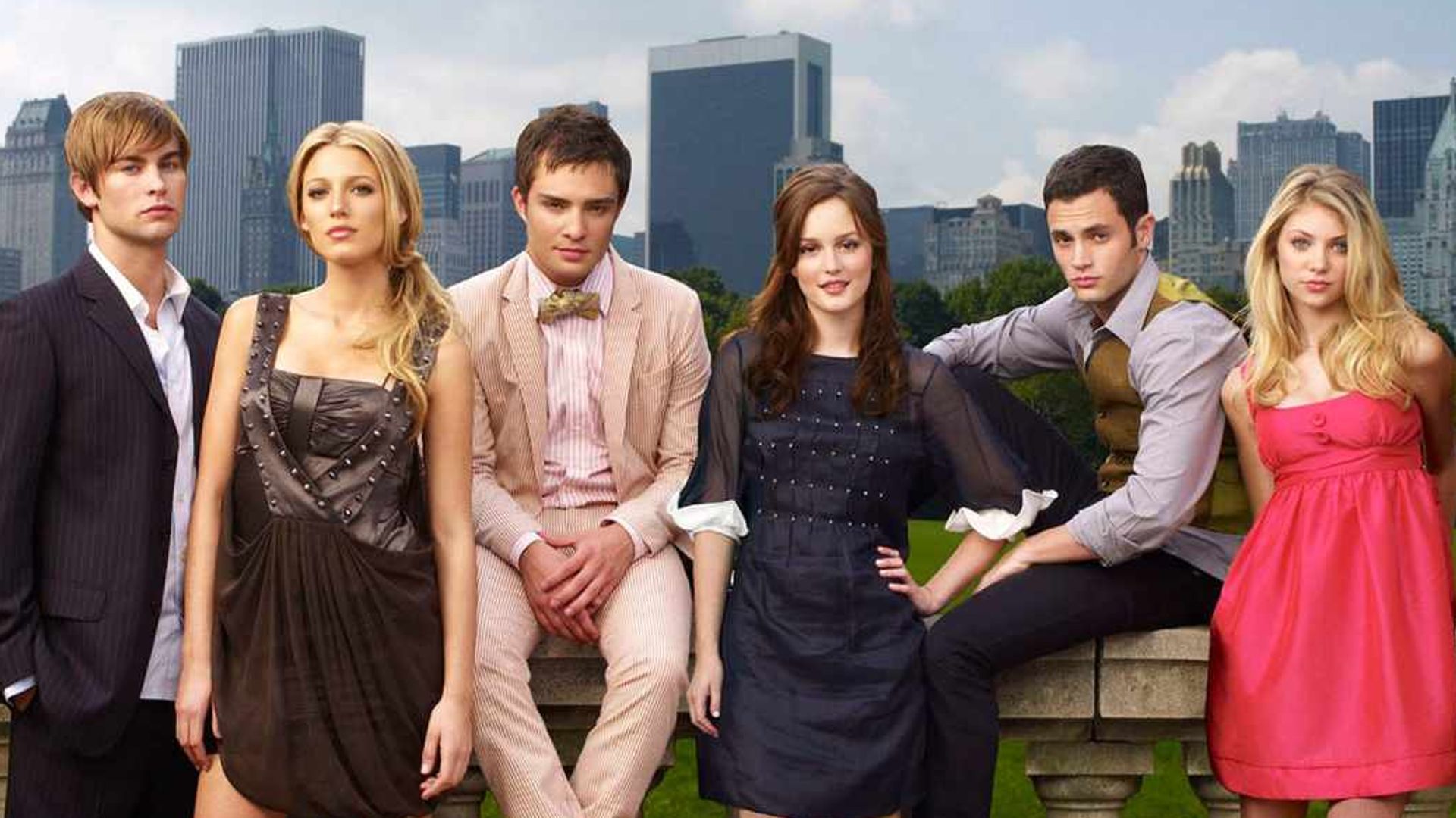Cast of Gossip Girl pose in front of NY skyline