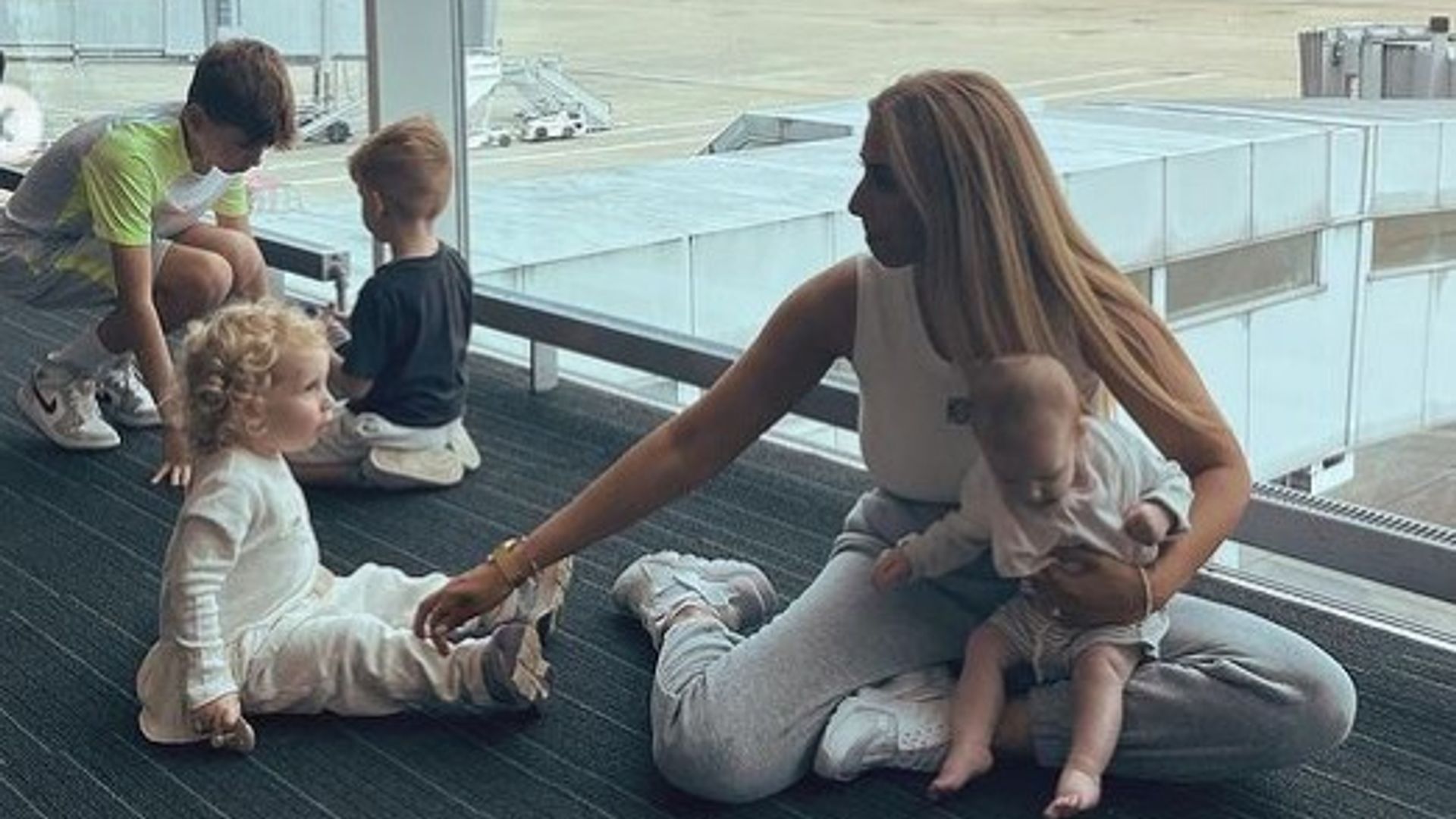 Stacey Solomon at the airport with her kids