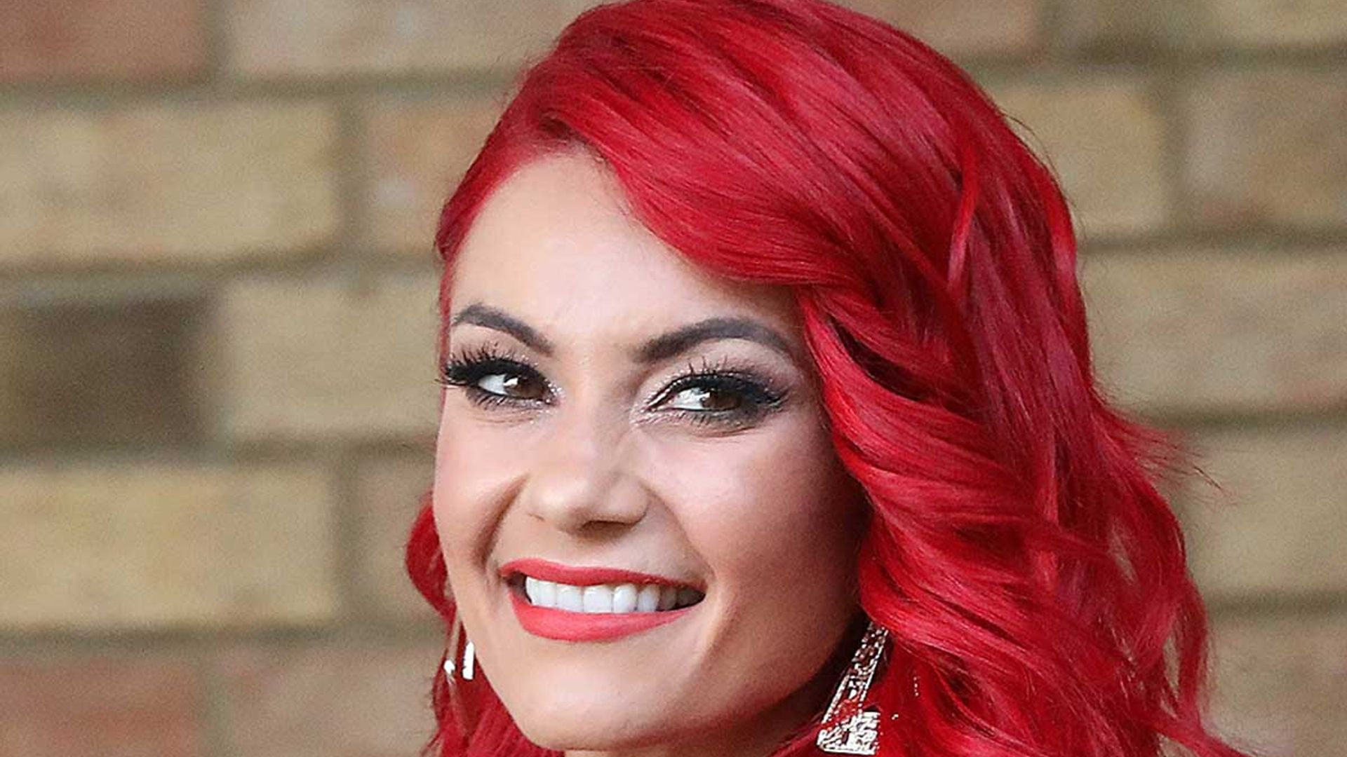 Strictlys Dianne Buswell Looks Unrecognisable As A Brunette In