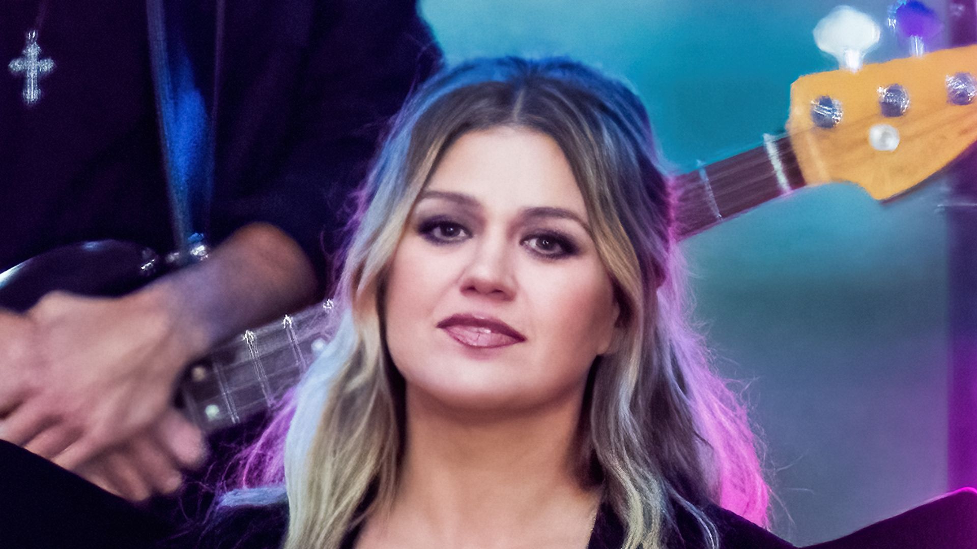 photo of kelly clarkson on stage