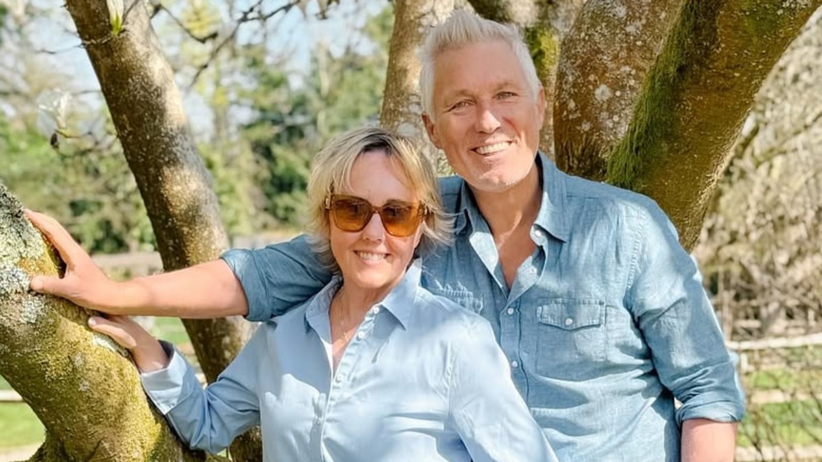 Celebrity Gogglebox star Martin Kemp's second living room at private cottage with wife Shirlie