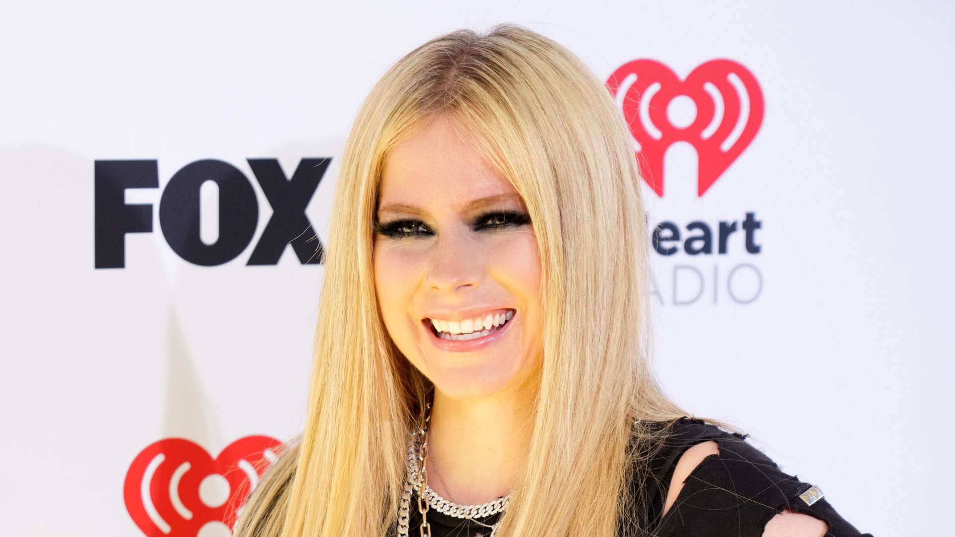 Avril Lavigne fits into her 'Complicated' tank top and tie 22 years ...