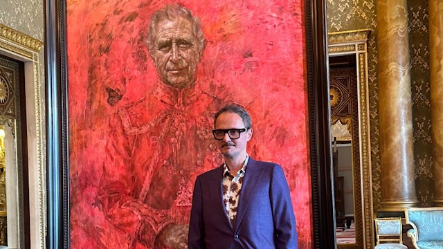 Jonathan Yeo with his portrait of King Charles