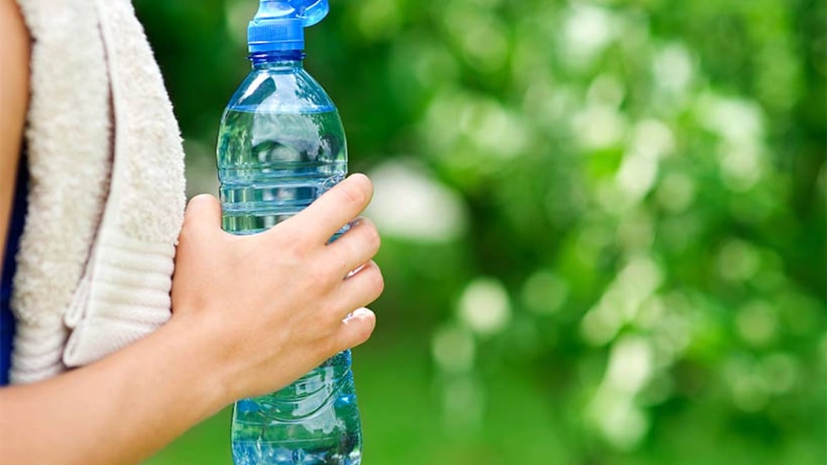 Why you should never re-use plastic water bottles | HELLO!