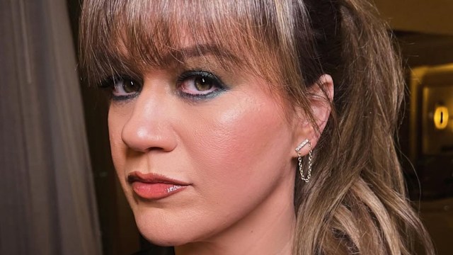 kelly clarkson with makeup on and a ponytail hairstyle
