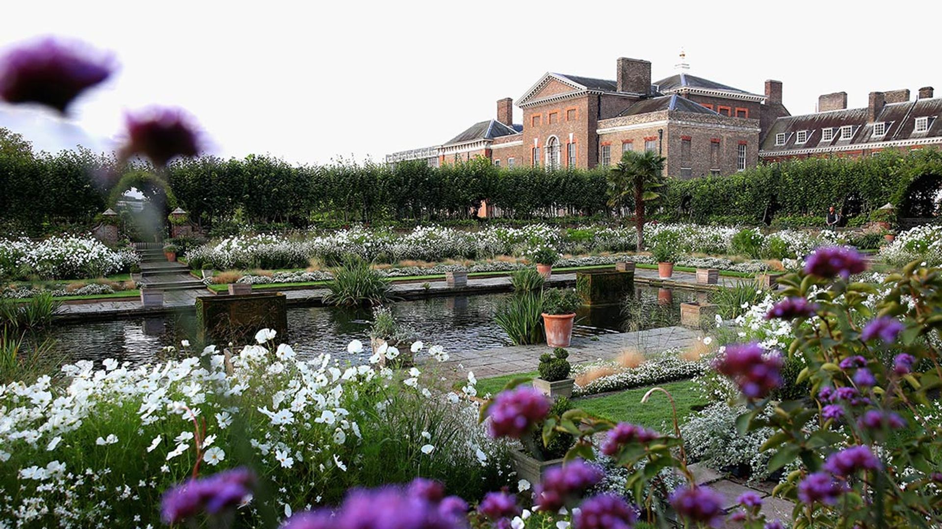 Tour Buckingham Palace's Breathtaking Gardens
