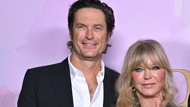 goldie hawn standing next to oliver hudson on the red carpet