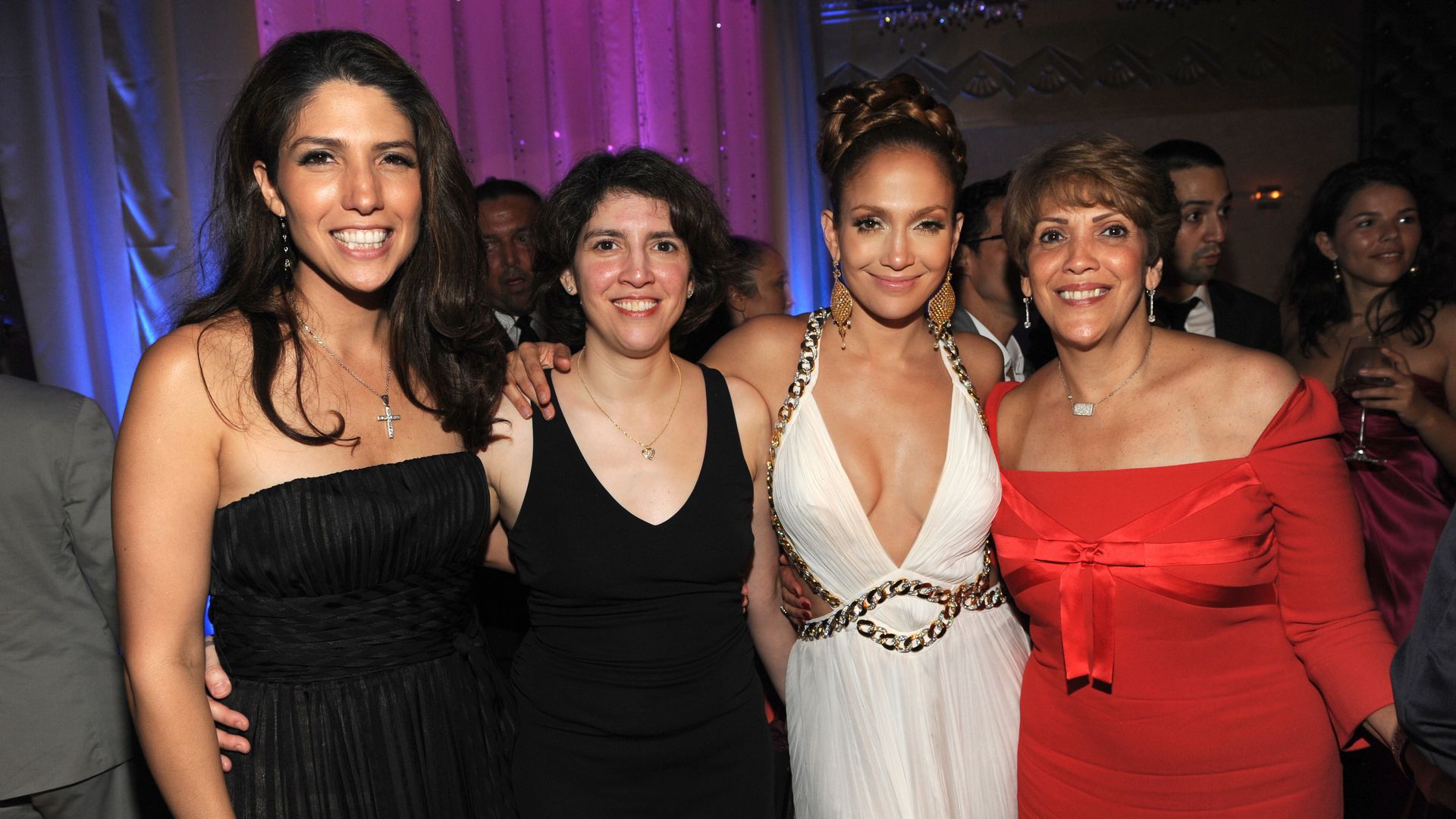 Jennifer has two sisters, Lynda and Leslie