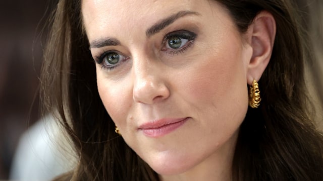 kate middleton close up picture gold earrings