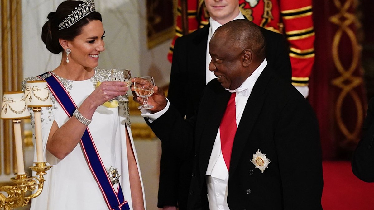 Kate Middleton Gets The Giggles During King Charless Speech Video Hello 