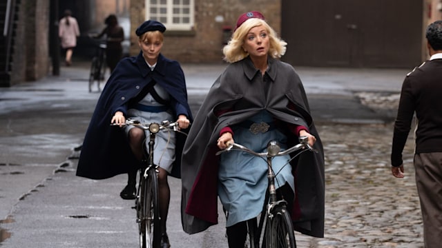 Rosalind Clifford (NATALIE QUARRY) and Trixie Franklin (HELEN GEORGE) in Call the Midwife