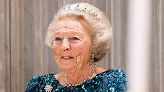 Queen Beatrix in blue gown