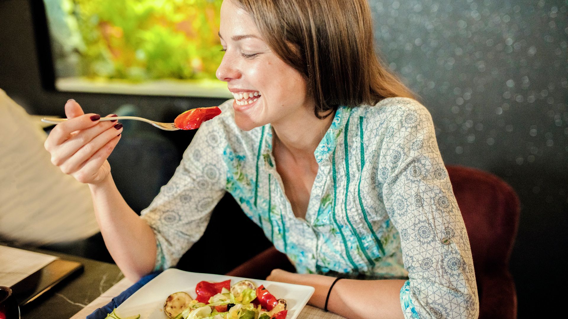  MIND diet woman eating healthy meal.