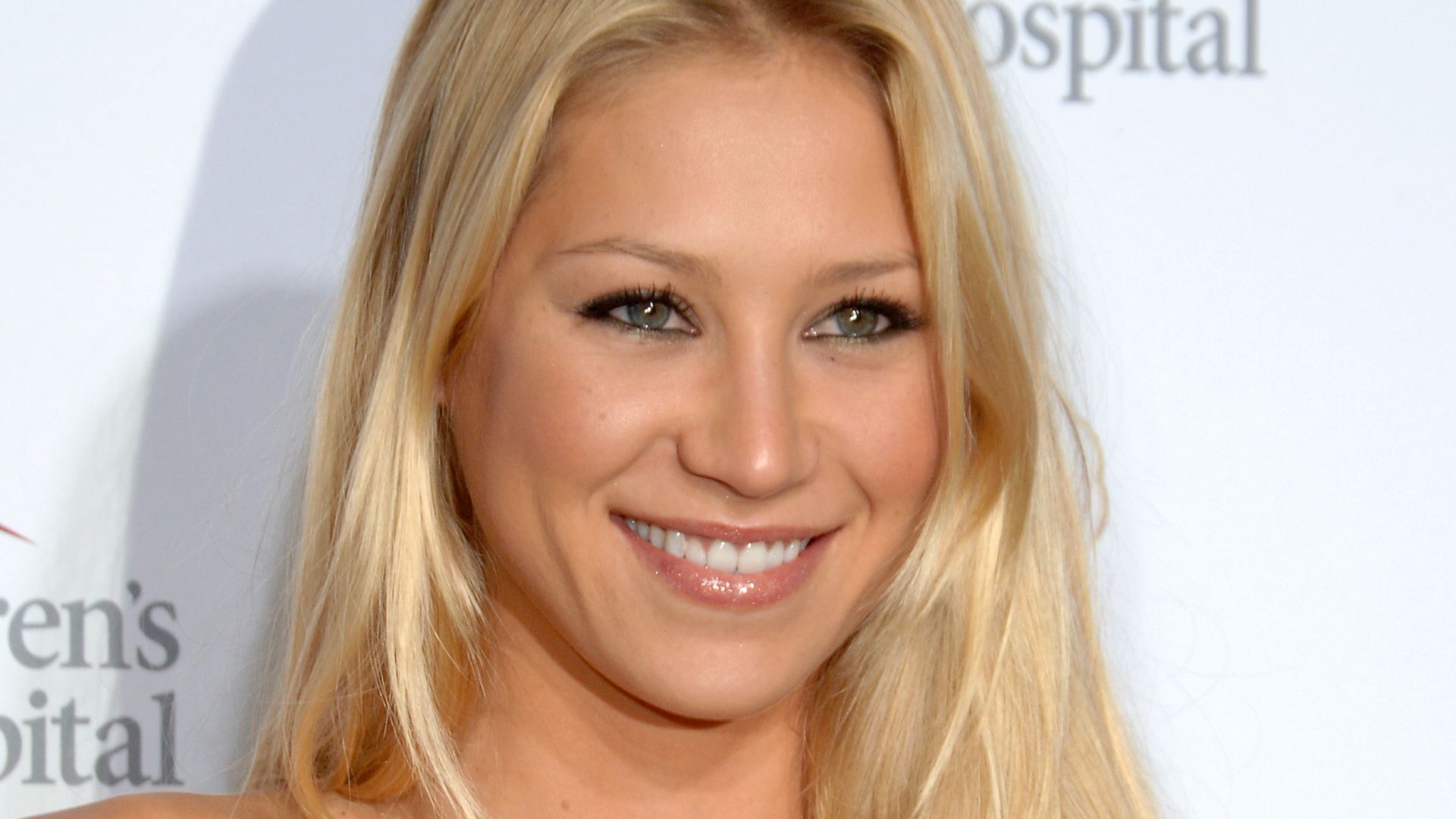 Anna Kournikova smiling on a red carpet