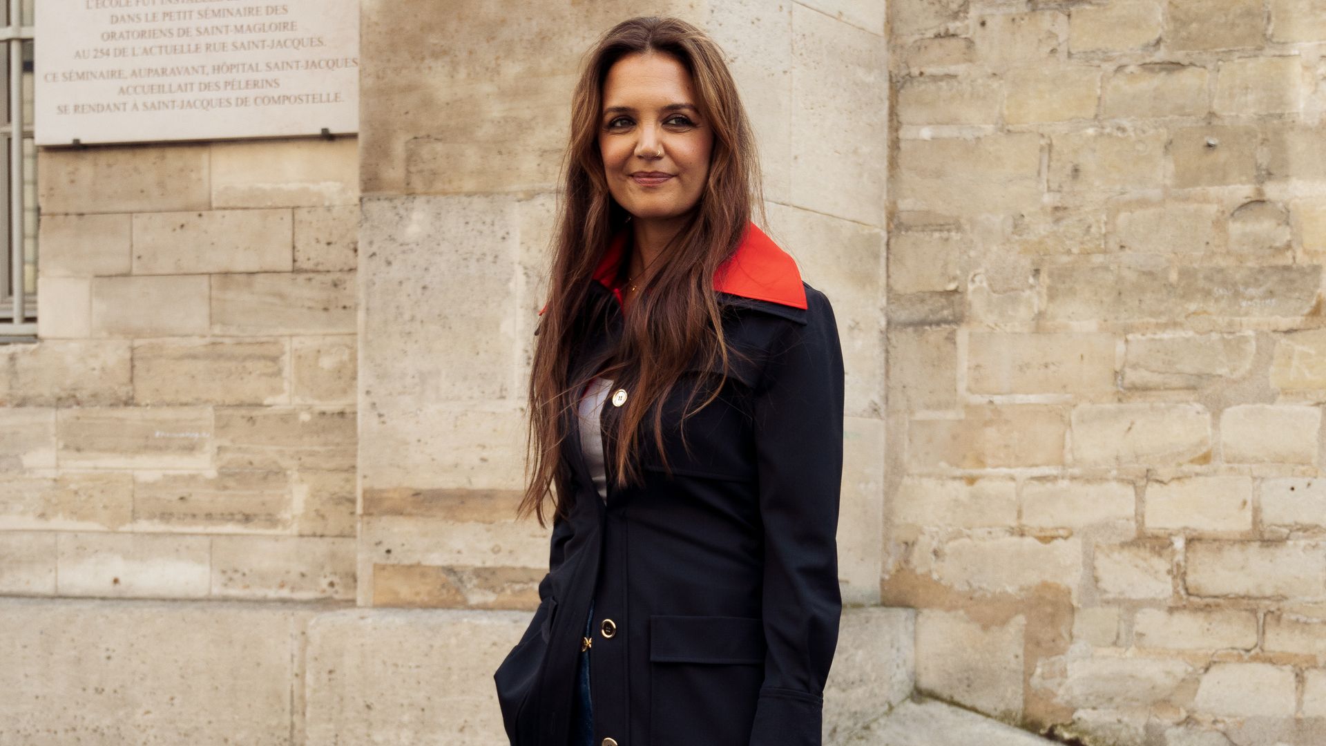 katie holmes with a white bag
