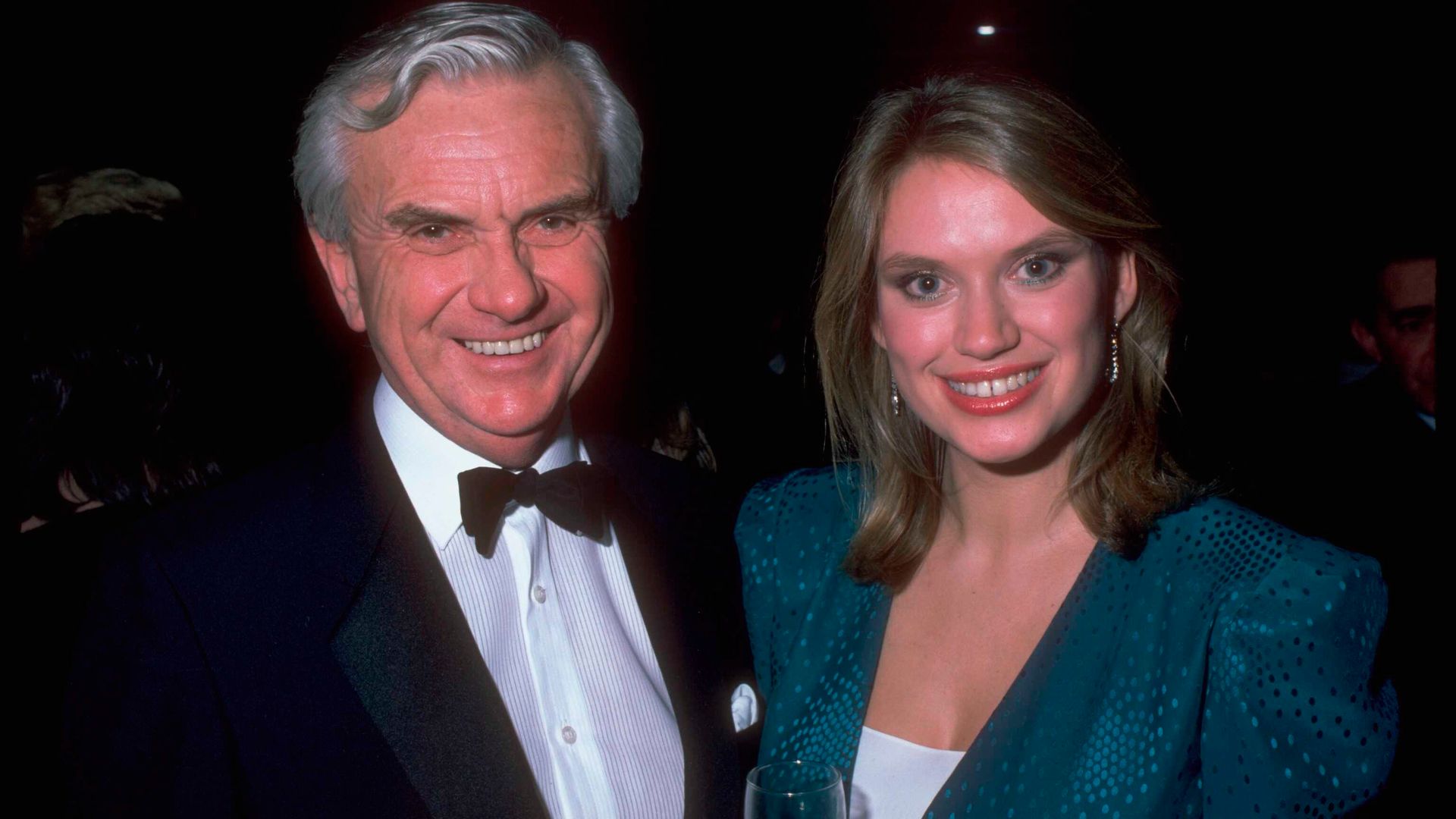 Kenneth Kendall posant avec Anneka Rice