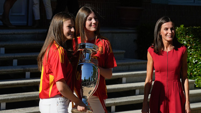 Spain's Queen Letizia (R), Princess Leonor (L) and Infanta Sofia (C) pose for the photographers with the trophy