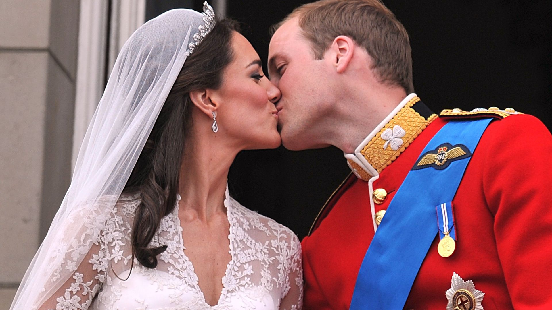 William kissed his royal bride Kate twice on the Buckingham Palace balcony