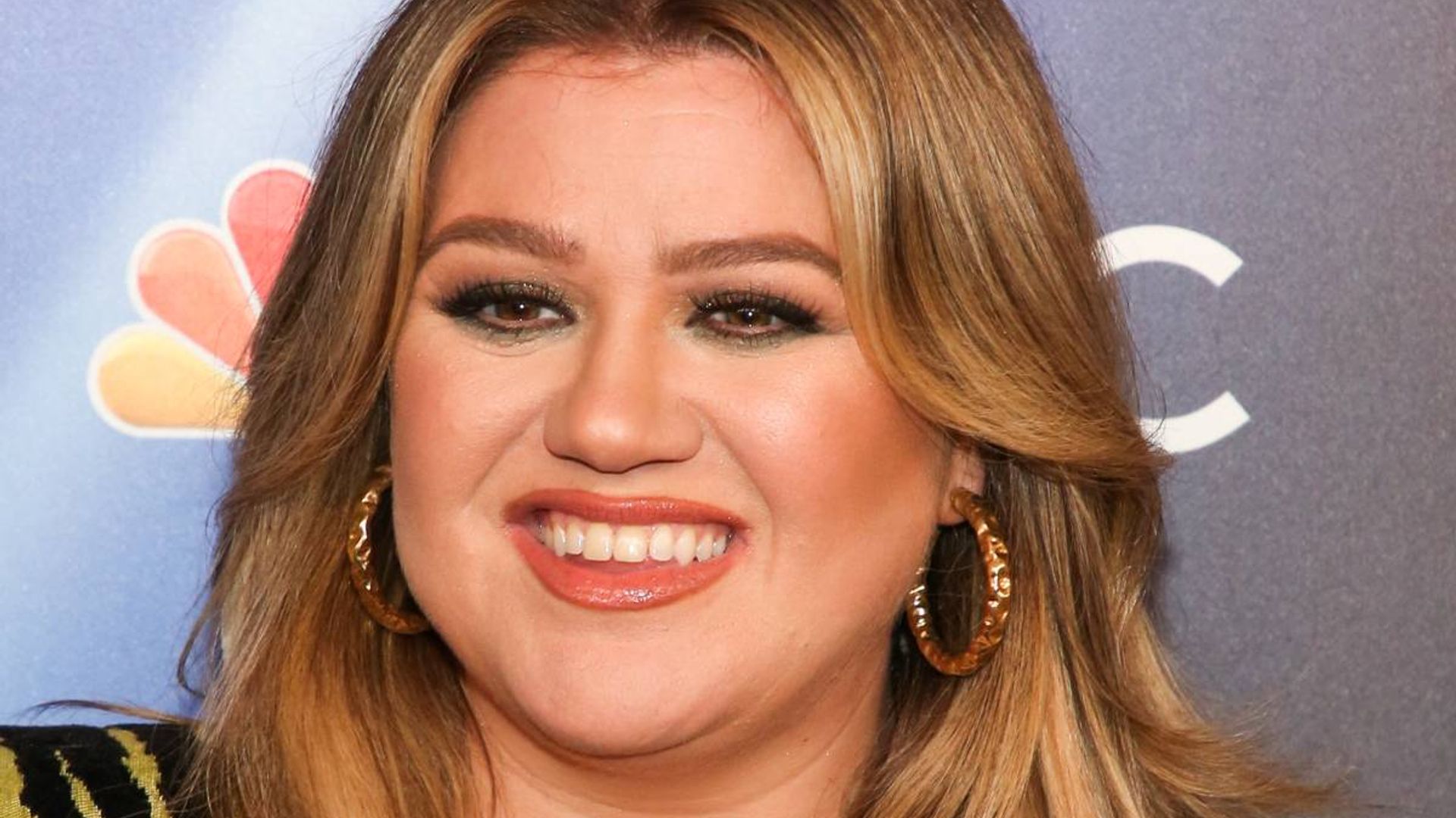 kelly clarkson wows mini dress american song contest