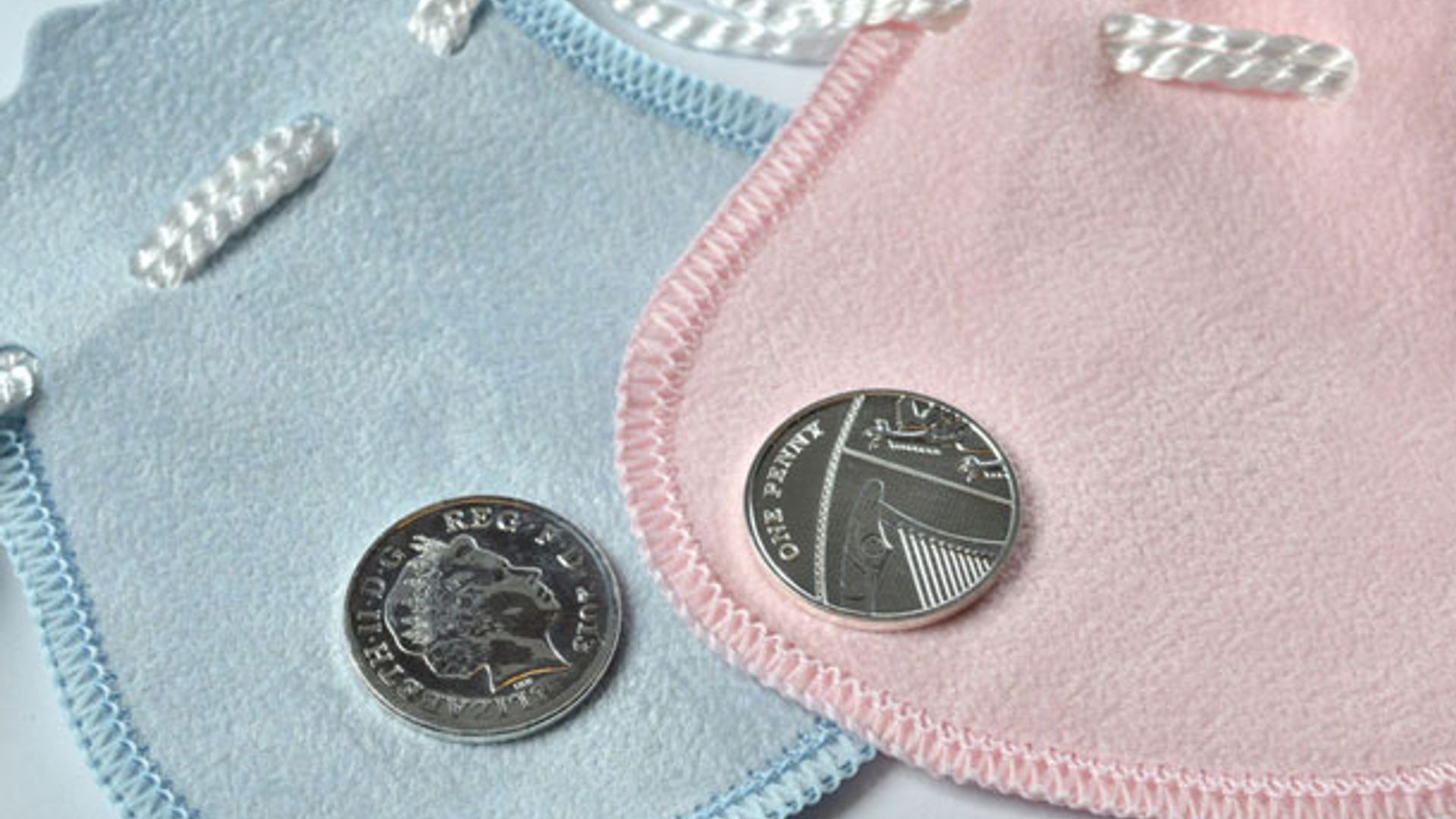 Royal Mint to give away coins commemorating birth of William and Kate's(00)