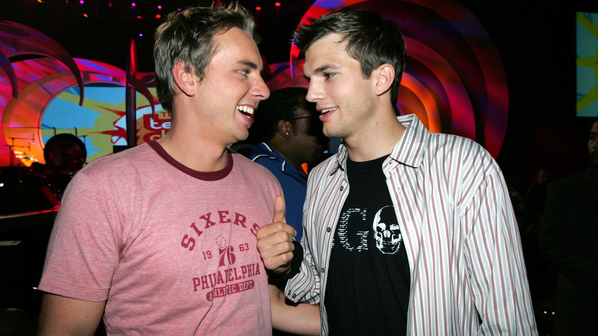 Dax and Ashton chatting backstage at a TV event in 2004