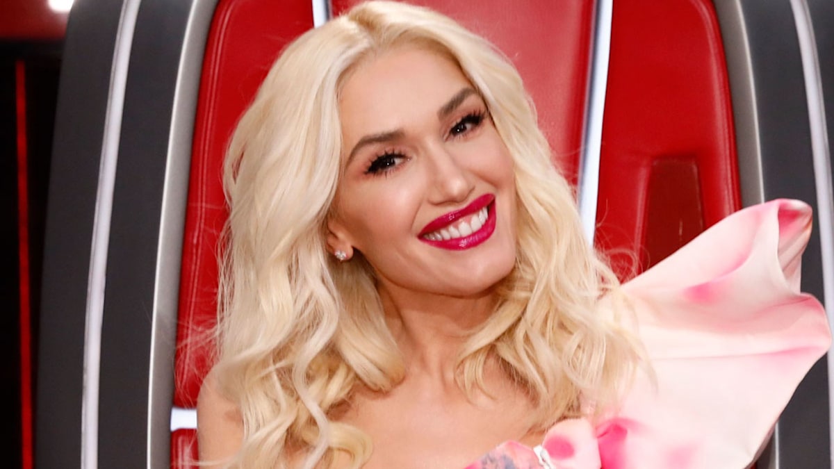 Gwen Stefani looks out of this world on The Voice with cut-out