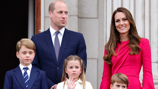 royal family on balcony 