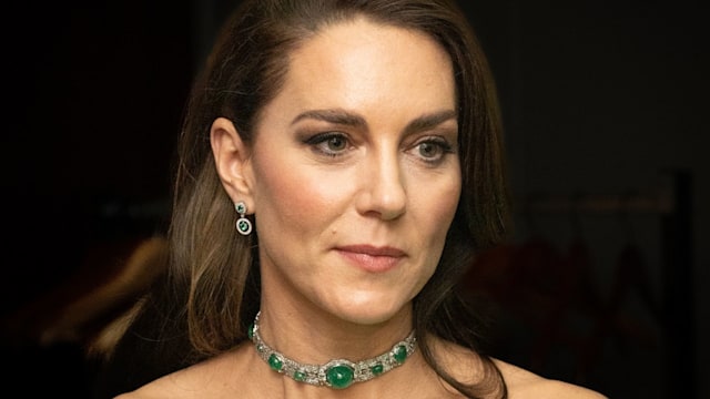 kate middleton hair green choker