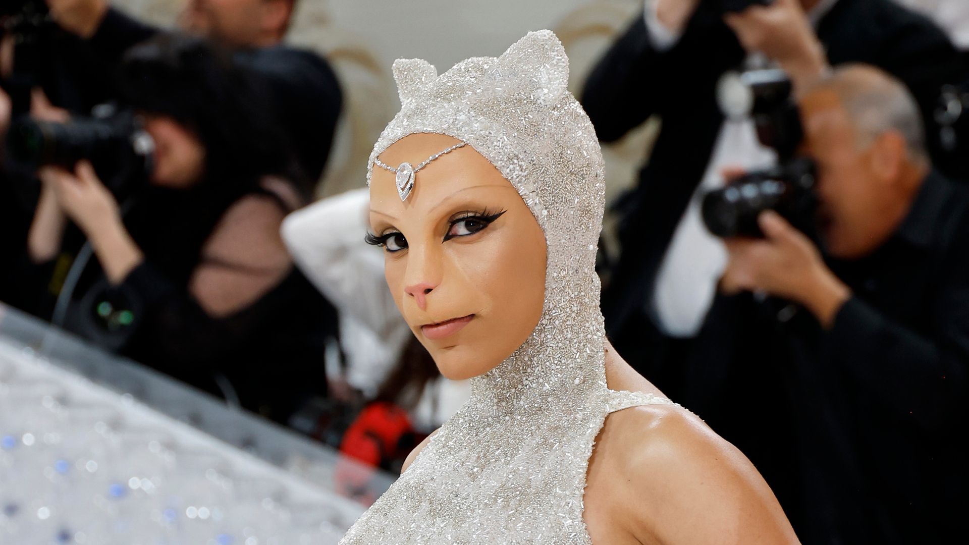 Doja Cat transforms into Karl Lagerfeld’s cat Choupette at the 2023 Met ...