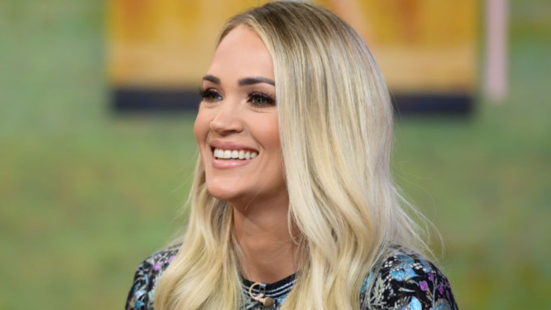 Carrie Underwood rocks perfect fall sweater as she shares behind