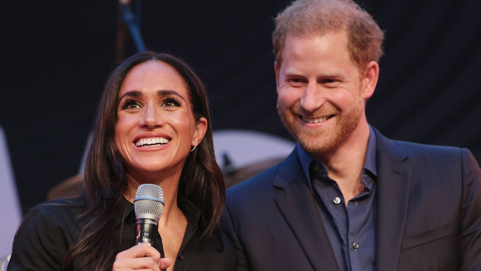 Meghan Markle gives husband Prince Harry a passionate kiss on stage as Invictus Games begins – video