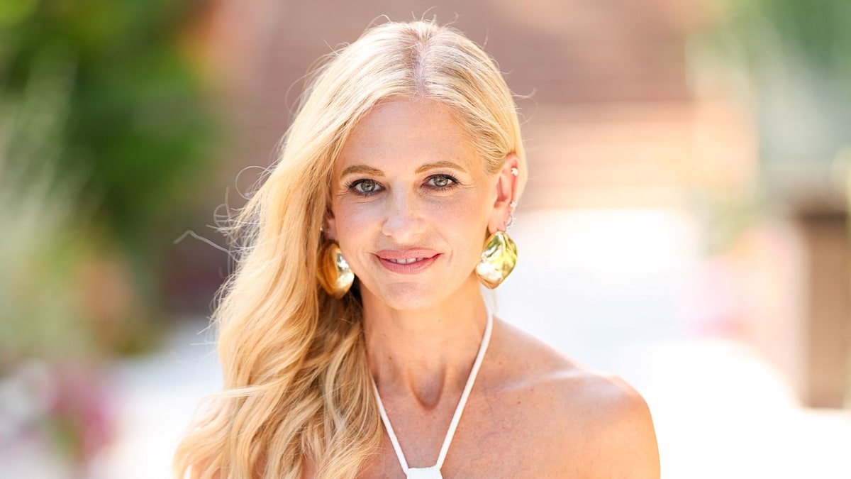 Sarah Michelle Gellar looks like a Bond girl in recycled swimsuit during Italian vacation