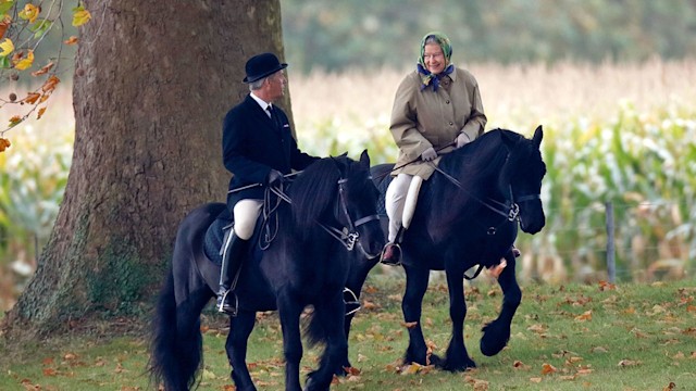 queen horse riding