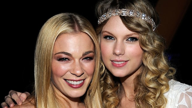 LeAnn Rimes and Taylor Swift 2006 backstage hug