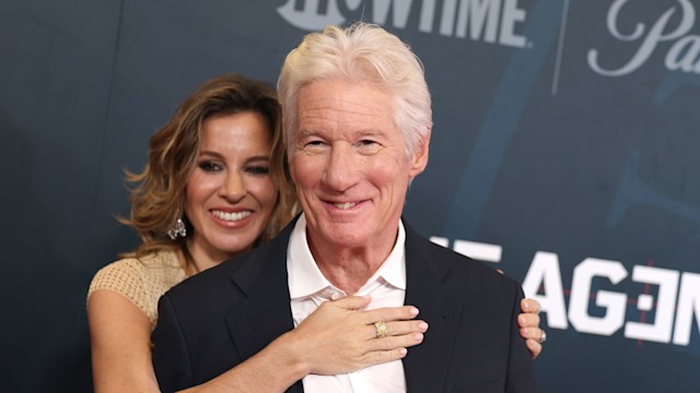 richard gere hugged by wife alejandra 