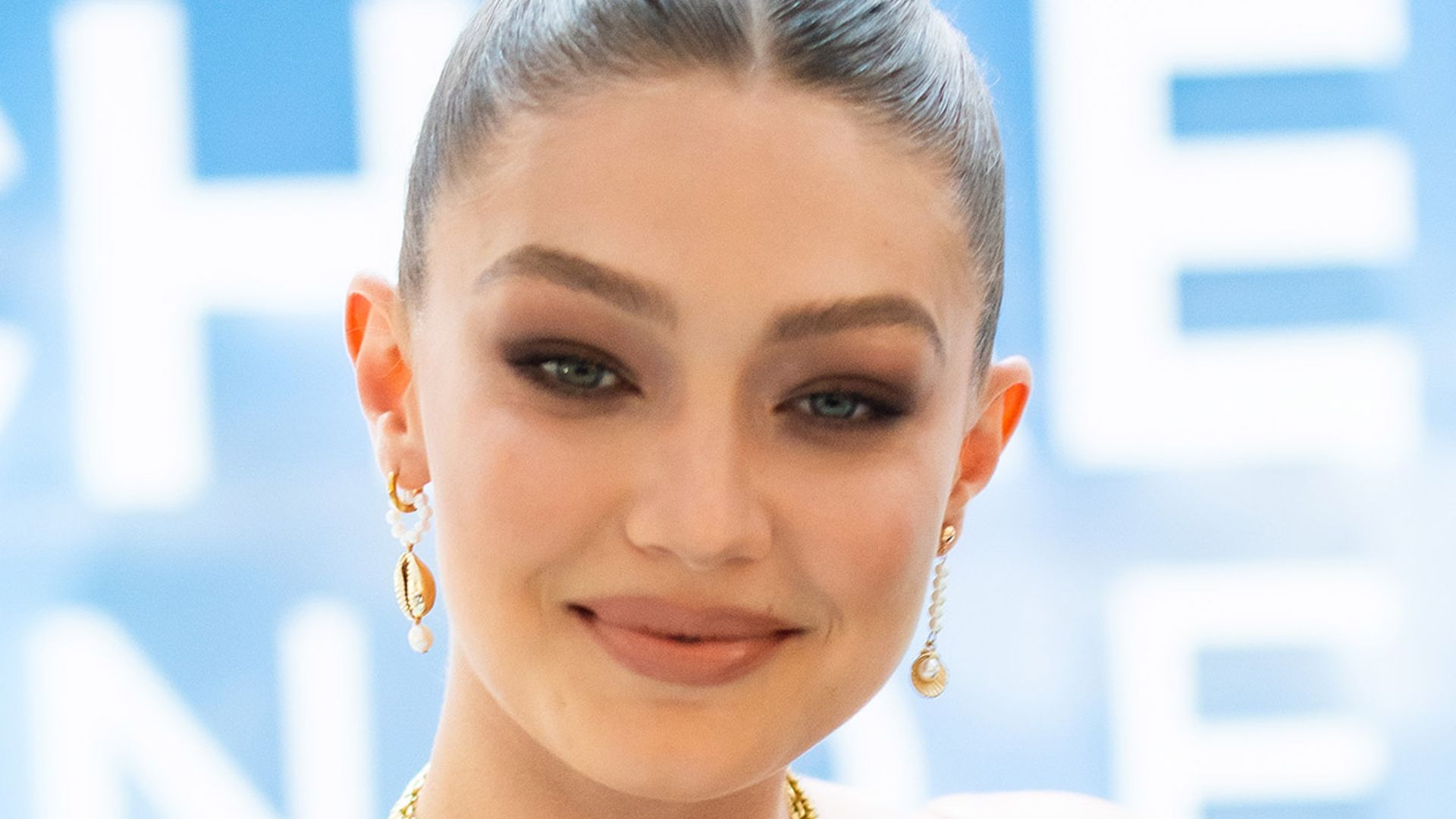 Gigi Hadid leaves her apartment and heads to 'The Tonight Show