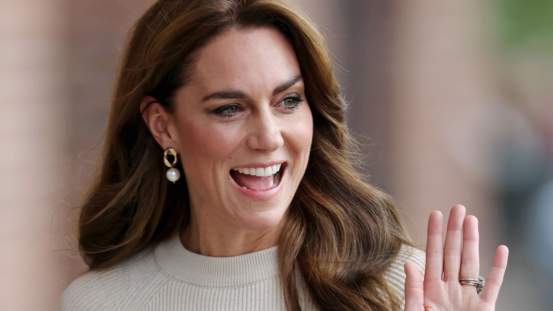 Kate Middleton waves upon arrival at Nottingham Trent University
