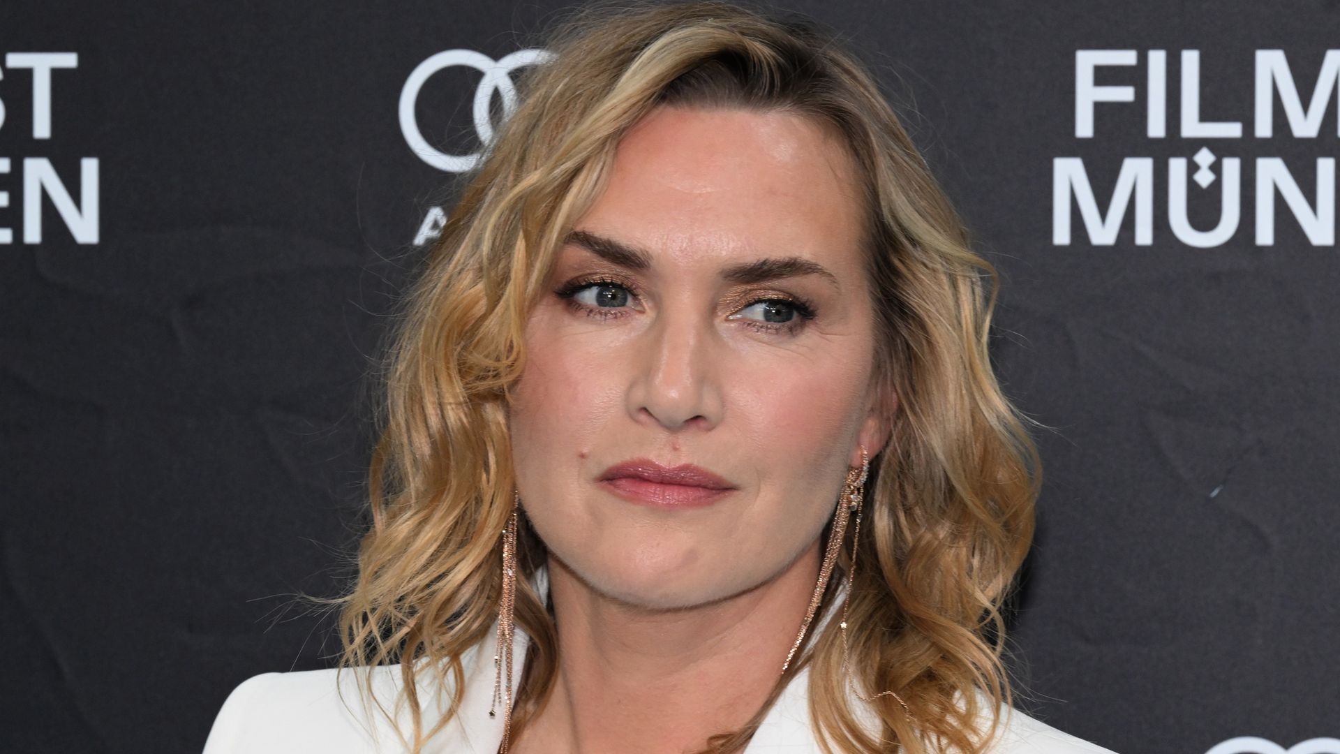 Kate Winslet stands on the turquoise carpet at the CineMerit Award ceremony 