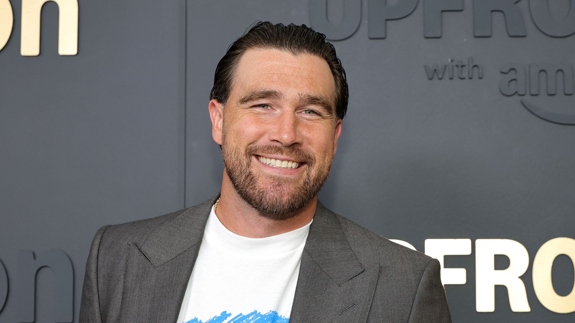 travis kelce smiling 