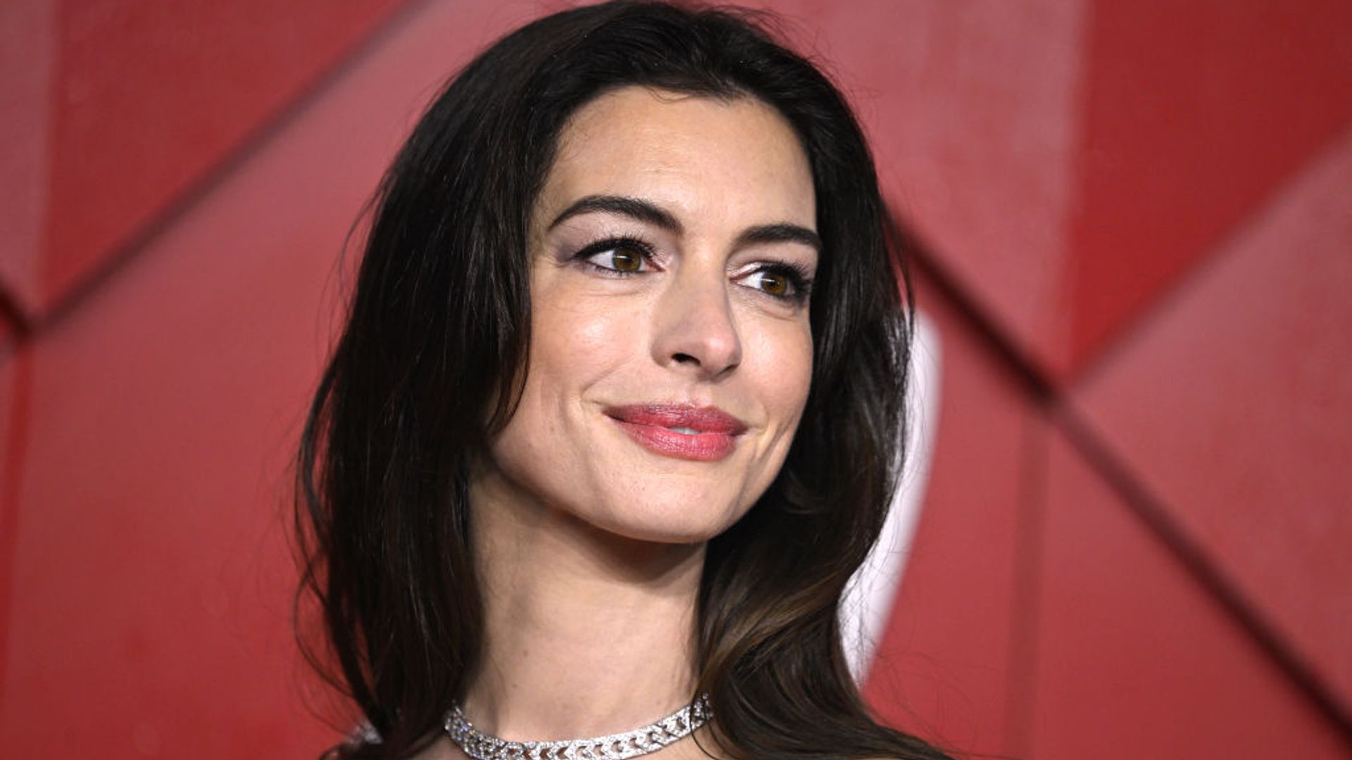 Anne Hathaway's pixie cut proves short hair is forever chic