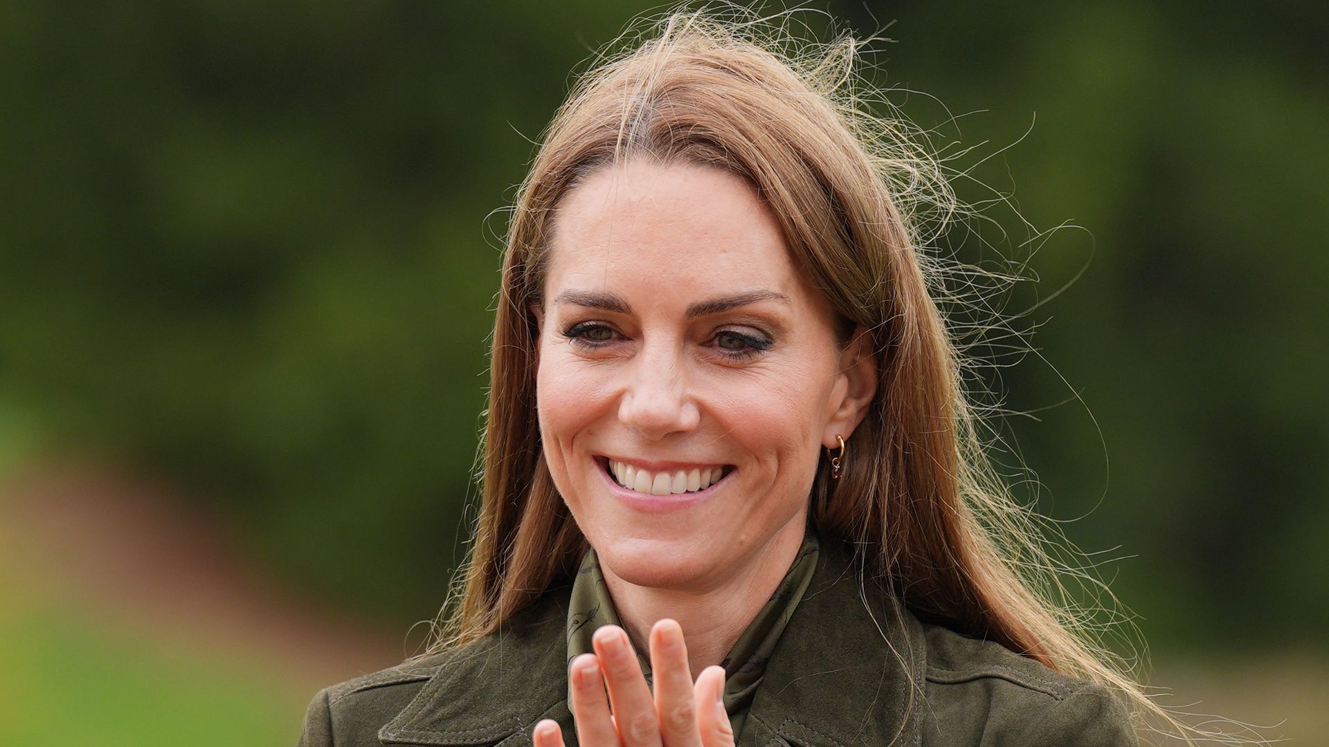 Catherine, Princess of Wales clapping outside in green jacket