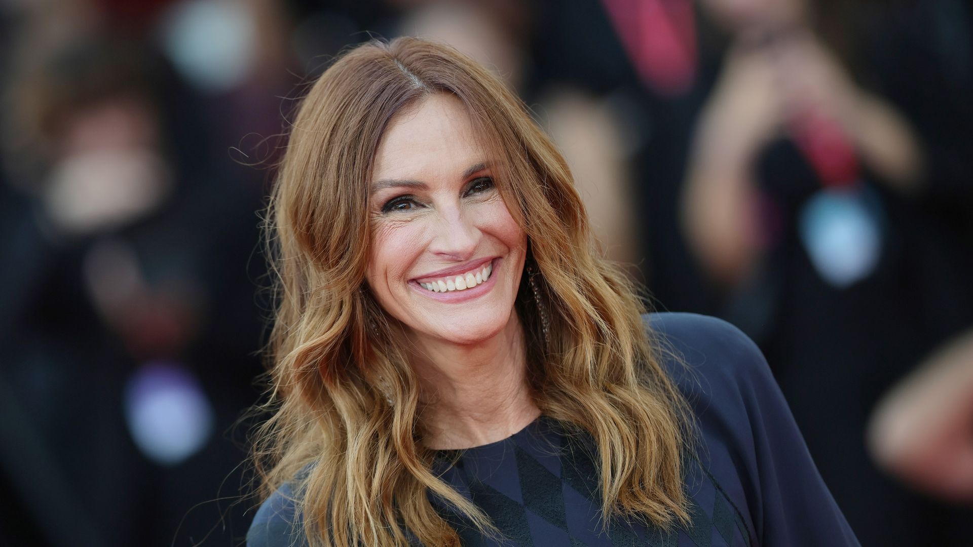 VENICE, ITALY - AUGUST 29: Julia Roberts attends the "After The Hunt" red carpet during the 82nd Venice International Film Festival on August 29, 2025 in Venice, Italy. (Photo by Vittorio Zunino Celotto/Getty Images)