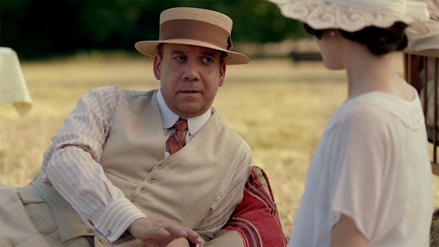 Paul Giamatti sitting on the ground as Harold Levinson in Downton Abbey