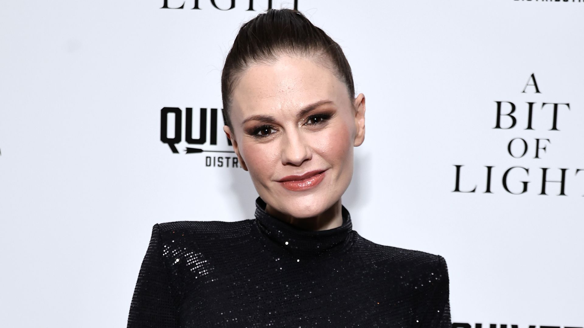 anna paquin using walking cane on red carpet