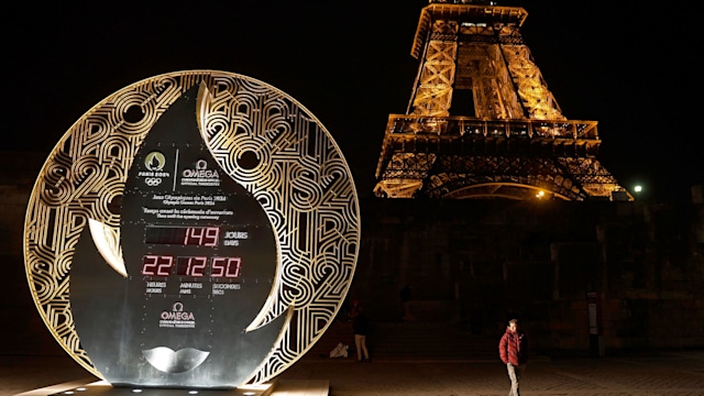 A clock counting down to the Olympics in front of the Eiffel Tower